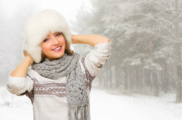 Ung flicka på snöiga skogen — Stockfoto