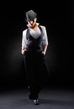 erkekçe tarzı genç kadın