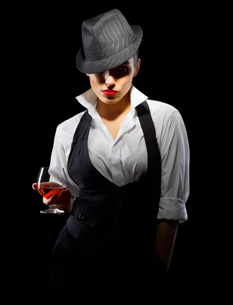 Giovane donna in stile virile con bicchiere di brandy — Foto Stock