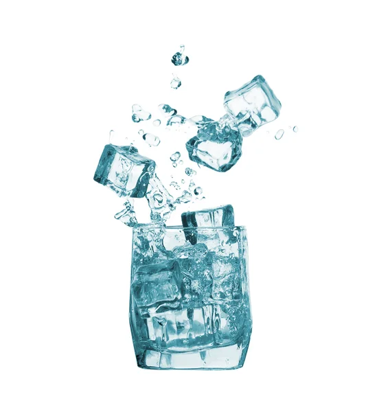 Ijsblokjes druppels in glas met water — Stockfoto