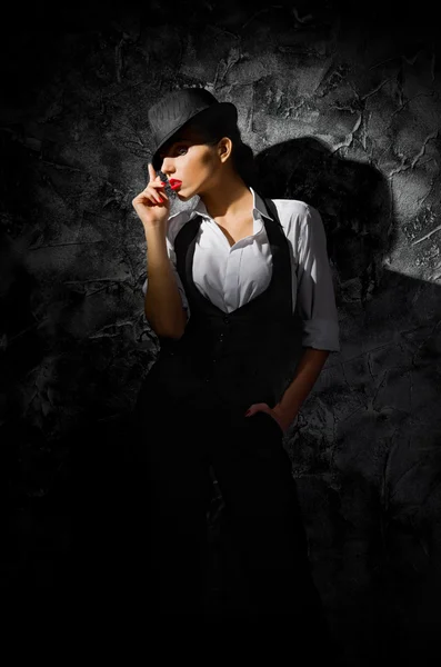 Retrato de menina com chapéu na parede cinza — Fotografia de Stock