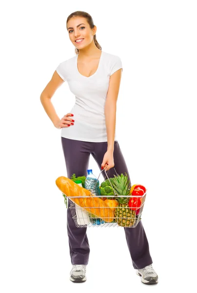 Jeune fille avec panier plein magasin — Photo