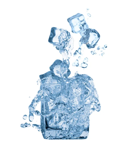 Eiswürfel und Wasser im Glas — Stockfoto