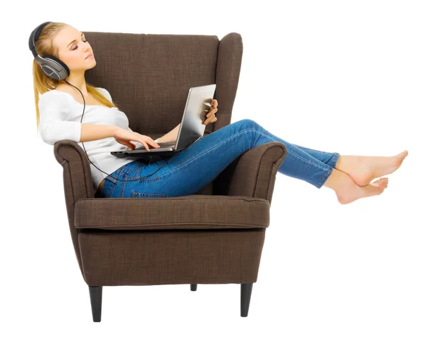 Chica joven con auriculares escuchar música en la silla — Foto de Stock