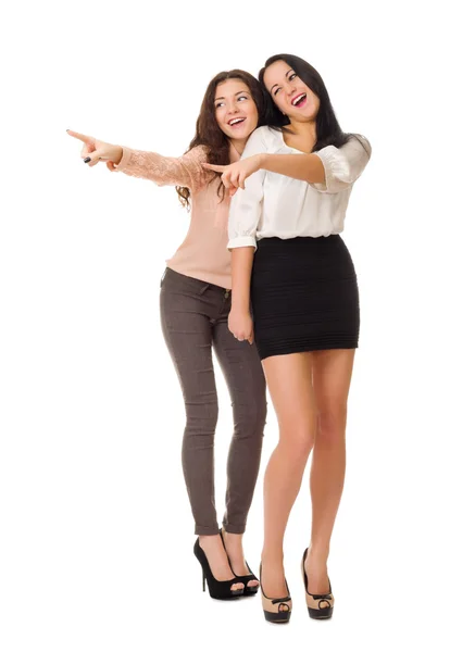 两个年轻的女孩显示指向手势 — 图库照片
