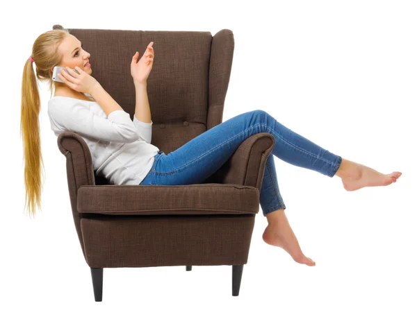 Mujer joven hablando por teléfono móvil en silla — Foto de Stock
