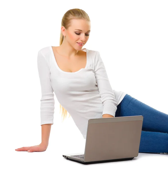 Yerde laptop ile genç kız — Stok fotoğraf
