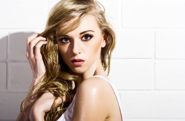 genç kız beyaz mayo beyaz duvar (karanlık sürüm)