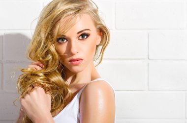 genç kız beyaz duvar (normal versiyonu üzerinde beyaz mayo)