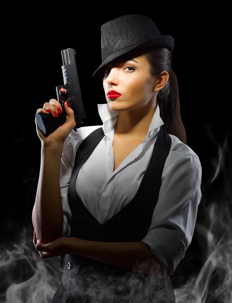 Portrait de femme dans un style viril avec pistolet et fumée — Photo