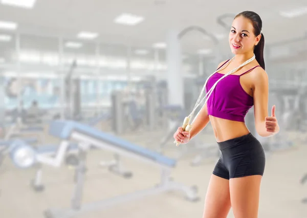 Deportiva chica con saltar la cuerda en el gimnasio club — Foto de Stock