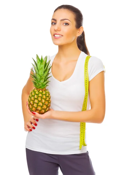 Młoda dziewczyna z ananasem na białym tle — Zdjęcie stockowe