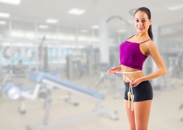 Chica con saltar la cuerda en el gimnasio club — Foto de Stock