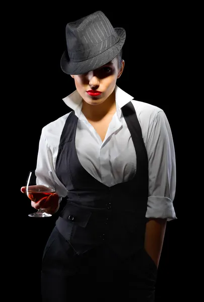 Mujer joven con sombrero y copa de brandy — Foto de Stock