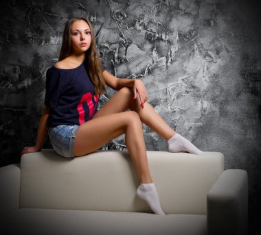 genç kız kanepe üzerinde portresi