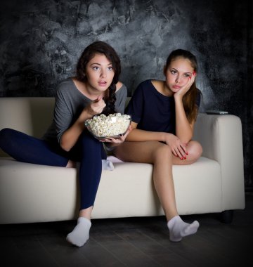 iki kız tv görünüyor