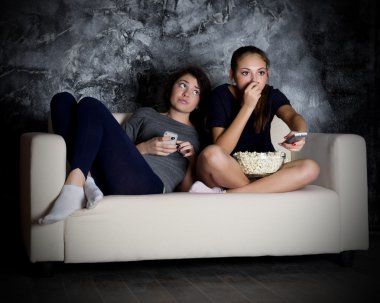 iki kız tv görünüyor