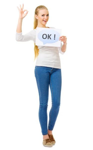 Chica joven en pantalones vaqueros azules con "Ok" cartel — Foto de Stock