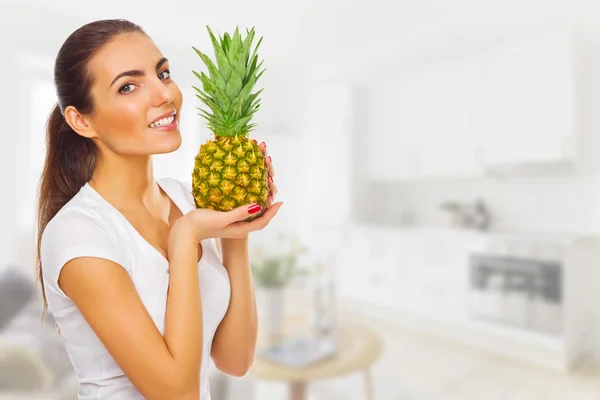 Flicka med ananas på lätta rummet — Stockfoto