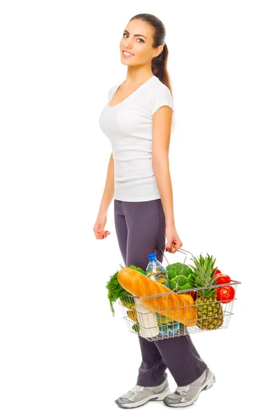 Chica joven con cesta de comida —  Fotos de Stock