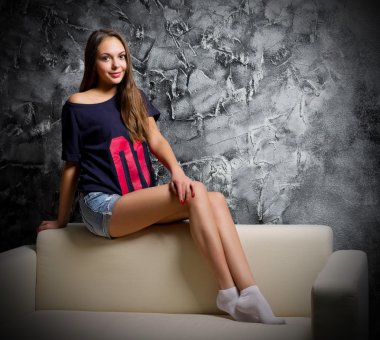 genç kız kanepe otur