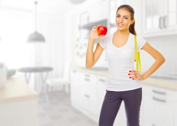 Chica con manzana en la sala de luz — Foto de Stock