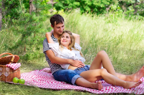 Młoda para na pikniku — Zdjęcie stockowe