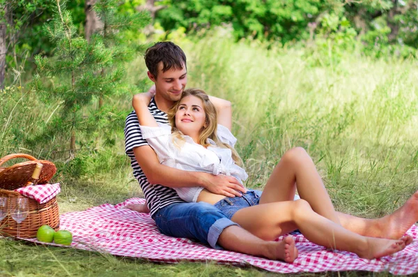 Casal jovem no piquenique — Fotografia de Stock