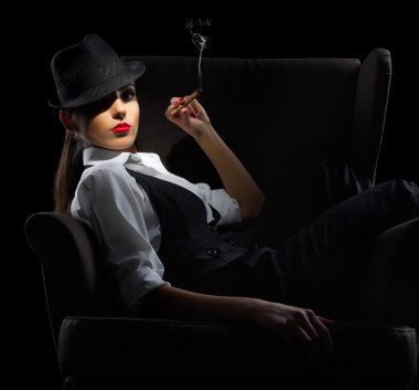 puro ile genç kadın sandalyede oturmak