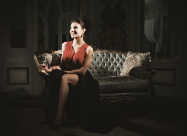 genç kadın oturup eski odasında kanepe