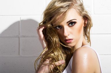 genç kadının zor ışık portre