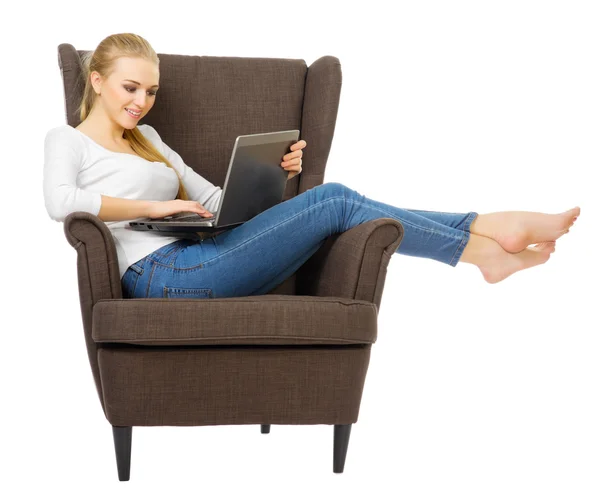 Ung flicka med laptop sitta på stol — Stockfoto