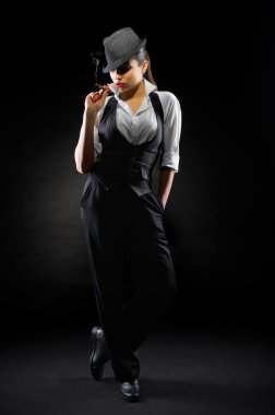 erkekçe tarzı puro ile genç kız