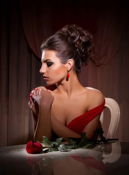 Porträtt av kvinna i röd klänning — Stockfoto