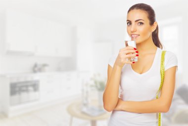 Burnunuzdaki odasında su ile kız