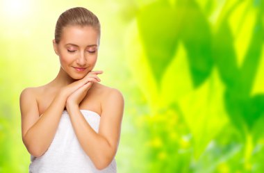 çiçek arka planda sağlıklı kadın