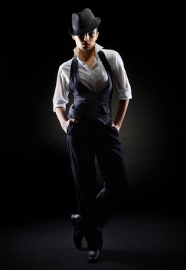 Şapkalı genç kadın.