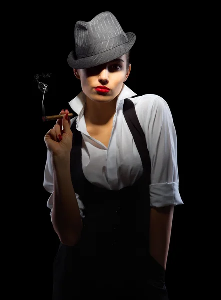 Mladá žena s kloboukem a doutník — Stock fotografie
