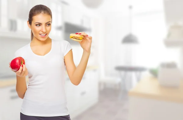 Chica con manzana y hamburguesa — Foto de Stock