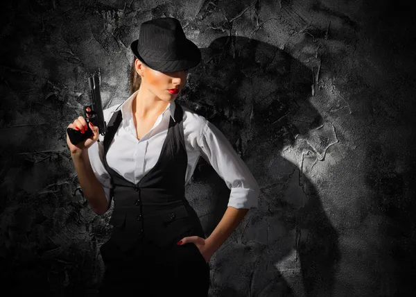 Woman with gun — Stock Photo, Image