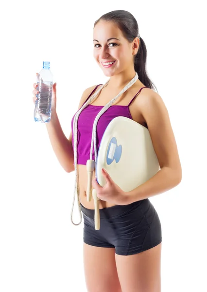 Mladá žena sportovní láhev s vodou a váhy — Stock fotografie