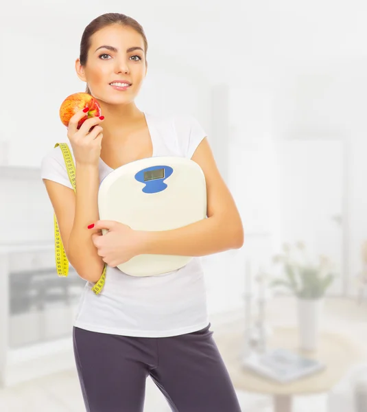 Chica con escamas de manzana en la sala de luz —  Fotos de Stock