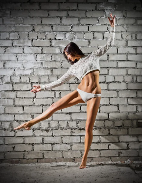 Tanzende Frau an grauer Wand (normale Version)) — Stockfoto