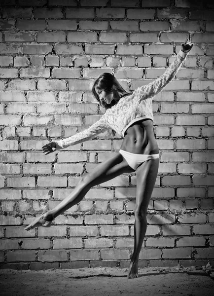 Jeune danseuse sur fond de mur de briques (monochrome ver ) — Photo