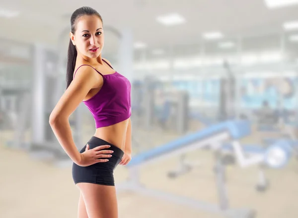 Deportiva mujer en gimnasio club —  Fotos de Stock