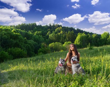 iki köpek ile genç kız
