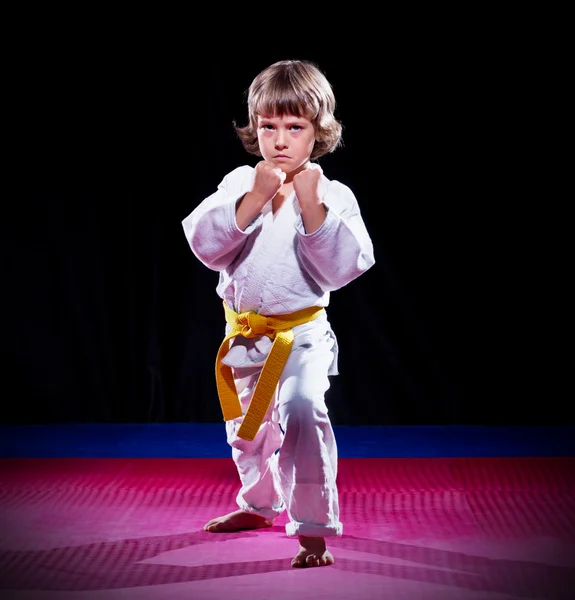 Petit garçon aikido combattant — Photo
