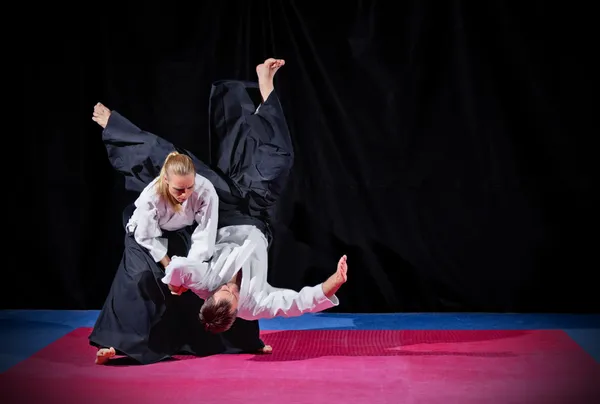 Lotta tra due combattenti aikido — Foto Stock