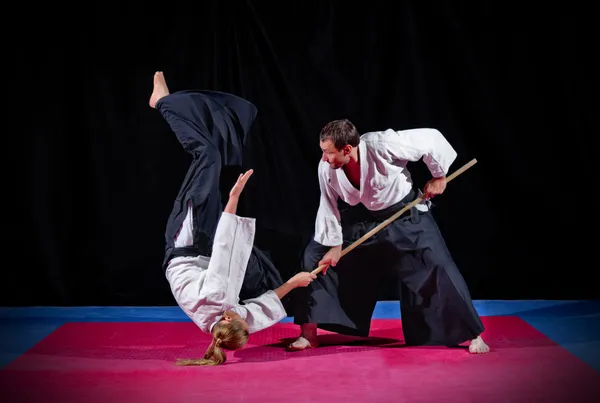 Strijd tussen twee aikido vechters — Stockfoto