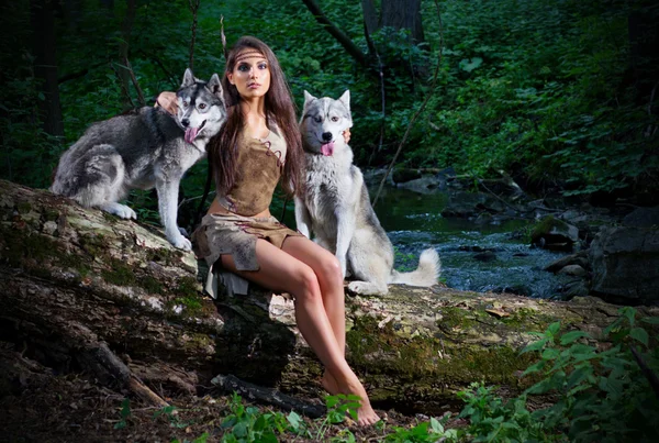 森で 2 匹の犬を持つ少女 — ストック写真